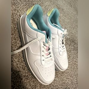 NWT Women’s No Boundary size 7